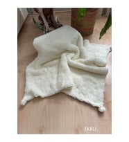 El Örgüsü Ponpon Detaylı Kalın Peluş Unisex Bebek Triko Battaniye 85*95 cm