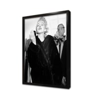 Marliyn Monroe Kürkü İle Siyah Beyaz Çerçeveli Cam Tablo