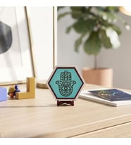 Estetik Hamsa motifli masaüstü aksesuarı, yaşam alanlarınızda huzurlu bir hava oluşturan modern bir dekor ürünü 10x10 cm, Turkuaz