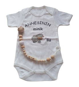 Hoşgeldin Bebek, Yenidoğan Ünisex Bebek, Annesinin Minik Kuzusu  Baskılı Badi ve İsimli Emzik Askısı Hediye Seti (Krem)