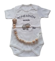 Hoşgeldin Bebek, Yenidoğan Ünisex Bebek, Annesinin Minik Kuzusu  Baskılı Badi ve İsimli Emzik Askısı Hediye Seti (Krem)