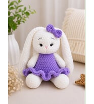 El Yapımı Büyük Amigurumi Tavşan – Mor Elbiseli Yumuşak Örgü Oyuncak ve Uyku Arkadaşı