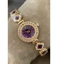 Siyah Saat Kutu İçinde Zirkon Taşlı Şık Altın Gold Mor Renk Metal Kordonlu Zarif Kadın Kol Saati Yılbaşı İçin Hediye Kibar Sevgiliye Eşe Kadına Hanıma Doğum Günü Yıl Dönümü Sürpriz Hediye Ablaya Anneye Teyzeye Halaya Kız Kardeşe Çocuğa