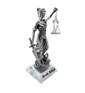 Kişiye Özel Tasarım Kristal Cam Kaideli Adalet Heykeli, Kaideli Adalet Heykel, Cam Kaideli Adalet Biblo, Cam Adalet Biblosu, Kristal Themis Heykeli, Masa Heykeli, Kaideli Themis Biblo, Ofis Biblo, Hediye Heykel, Ofis Hediyesi