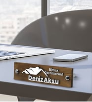 BK Gift Kişiye Özel El Yapımı Gayrimenkul Tasarımlı 3D Kabartma İsimli Metal Ayaklı Doğal Ahşap Masa İsimliği, Yeni İş Hediyesi, Ofis Dekoru-1