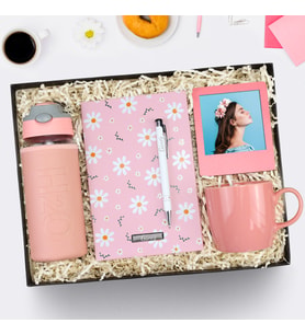 Kişiye Özel Papatya Tasarım Defter & Gümüş Renk Detaylı Beyaz Tükenmez Kalem & Pembe Deri Kılıflı Pipetli 500 Ml Cam Matara & Pembe Kupa & İnstagram Çerçeve Hediye Seti