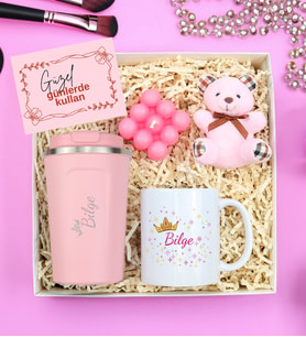 Kişiye Özel 350ML Pembe Renk Barbie Temalı Termos & Barbie Temalı Kupa & Pembe Bubble Mum & Pembe Ayıcık Anahtarlık Hediye Seti