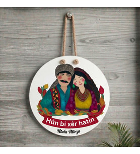 Xemla Deriyan - Kürtçe Hûn Bi Xêr Hatin Yazılı İsme Özel Gülümseyen Mem û Zin Tasarımlı Kapı Süsü ( İSİM İÇİN MESAJ ATINIZ )