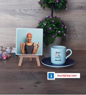 Kadın Yüzme Antrenörü Fotoğraflı Dekoratif Taş, Ahşap Altlıklı Türk Kahvesi Fincanı Hediye (Model 4)
