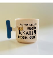Kişiye Özel Kapatın Işıkları Bugün Kralın Doğum Günü Baskılı Mavi Kulplu T Kupa (Beyaz)