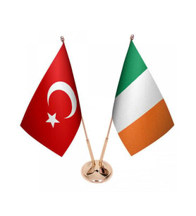Masa Üstü İrlanda Bayrağı Türk Bayrağı İkili Pirinç Direk Masa Bayrak Seti