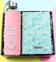 Kişiye Özel Yeşil Çiçekli Defter & Peluş Kılıflı Pembe Renk Cam Matara Hediye Seti