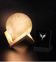Dekoratif Ayaklı 12cm 3D Ay Gece Lambası & Mikail Melek Kolye Hediye Seti (Model 1)
