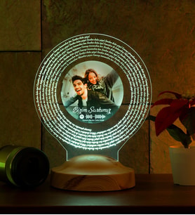 Spotify Kodlu Kendi Fotoğrafın ve Tüm Şarkı Sözü ile Led Lamba  Şarkı Metinli ve İsimli Kişiye Özel Lamba  Qr Kodu Fotoğraf Lambası  Kişiselleştirilmiş Hediye