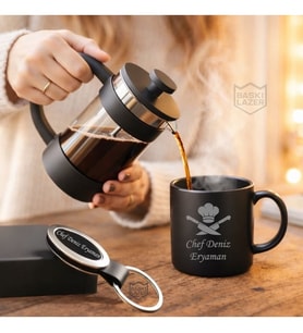Hemen Kargo - Erkek Kadın Aşçı Logolu Hediye Seti - Kişiye Özel Kupa Bardak Anahtarlık French Press