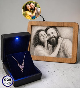 Premium Işıklı Kutuda 925 Ayar Gümüş Daldaki Kelebek Kolye ve Kişiye Özel Karakalem Fotoğraf Çerçevesi