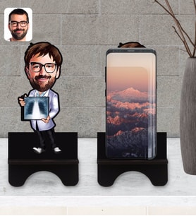 BK Gift Kişiye Özel Erkek Radyolojist Karikatürlü Ahşap Biblo Telefon Standı-1