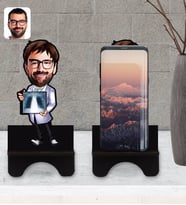 BK Gift Kişiye Özel Erkek Radyolojist Karikatürlü Ahşap Biblo Telefon Standı-1