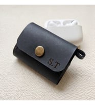 Kişiye Özel Baş Harf Baskılı , El Yapımı Hakiki Deri AirPods 1 & 2 Uyumlu Deri Kılıf (Siyah)