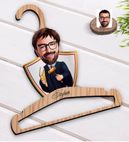 BK Gift Kişiye Özel Erkek Hakim Karikatürlü Standart Boy Ahşap Elbise Askısı-1