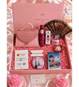 PEMBE KONSEPT KADIN HEDİYE SETİ-ÇANTA,YELPAZE,KAR KÜRESİ,DEODORANT,PARFÜM,TAKI,OYUN KARTI,AYNA VE MUM - SEVGİLİYE,ANNEYE,EŞE,DOĞUM GÜNÜ,YILDÖNÜMÜ,ÖZEL GÜN HEDİYE KUTUSU