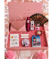 PEMBE KONSEPT KADIN HEDİYE SETİ-ÇANTA,YELPAZE,KAR KÜRESİ,DEODORANT,PARFÜM,TAKI,OYUN KARTI,AYNA VE MUM - SEVGİLİYE,ANNEYE,EŞE,DOĞUM GÜNÜ,YILDÖNÜMÜ,ÖZEL GÜN HEDİYE KUTUSU