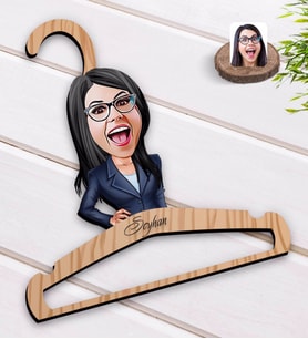 BK Gift Kişiye Özel Kadın Patron Karikatürlü Standart Boy Ahşap Elbise Askısı-4