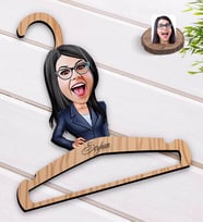 BK Gift Kişiye Özel Kadın Patron Karikatürlü Standart Boy Ahşap Elbise Askısı-4