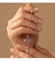 Valmont Accessories Balonlu Kız Figürlü Kolye Renkli Taşlı Rose Gold 41+2 cm Şık Modern Kadın Kolye