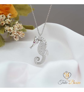 Beyaz Taşlı Deniz Atı Gümüş Kolye
