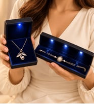Işıklı Kutularında 925 Ayar Gümüş Set 100 Dilde Seni Seviyorum Sevgi Meleği Kolye ve Gold Güneş Bileklik