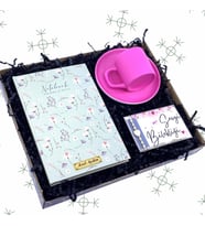 Kişiye Özel Hediye Seti - İsimli Çiçekli Defter, Sevgi Bilekliği ve Pembe Fincan