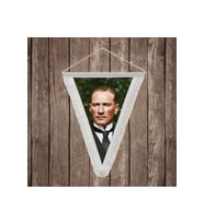 Sivil Takım Elbiseli Gazi Mustafa Kemal Atatürk Portre Beyaz Saçaklı Üçgen Flama Bayrak Hatıra Flama ATA64