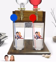 BK Gift Kişiye Özel Renkli Baskılı Sevgililer Karikatürlü İkili Vodka Bardağı ve Çift Musluklu Doğal Ahşap Vodka Standı-11 (Model 1)