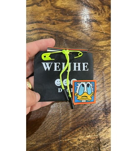 DONALD DUCK NEON YEŞİL ÇENGELLİ BROŞLU ARMA DİKİŞ GİYİM ÇANTA AKSESUARI 8X7 CM