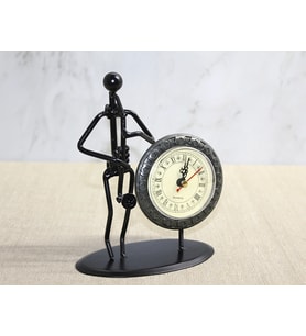 Metal Saatli Saksafon Çalan Müzisyen