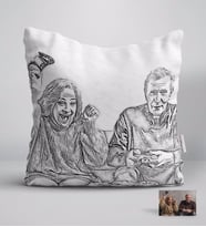 BK Gift Kişiye Özel Tam Boy Karakalem Büyükanne ve Büyükbaba Karikatürlü Beyaz Yastık-1