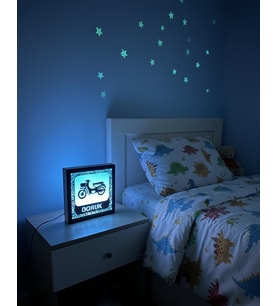 Kişiye Özel İsimli Retro Motosiklet Temalı LED Gece Lambası – Çocuk Odası İçin Eşsiz Dekor  Mavİ ( Canlı Anılar )