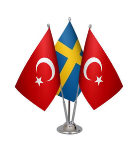 Masa Üstü İsveç Bayrağı Türk Bayrağı Üçlü Krom Direk Masa Bayrak Seti
