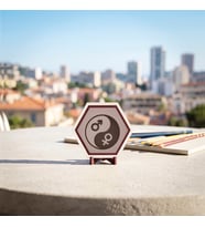 Modern Çizgilerle Harmanlanmış Yin Yang Sembollü Süsü Çalışma Masalarınız İçin Estetik ve Zarif Bir Dekoratif Seçenek 10x10 cm
