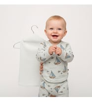 3-6 AY ERKEK BEBEKLER İÇİN YELKENLİ  DESENLİ ORGANİK PAMUKTAN 3 LÜ BODY TAKIM MÜSLİN BATTANİYELİ (Krem)