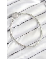 Pirinç Charm Zirkon Taşlı Kalp Model Gümüş Renk Kadın Bileklik TJ-BB7803