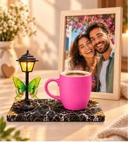 Kişiye Özel Fotoğraflı Ahşap Çerçeve ve Sokak Lambalı Pembe Kupa Siyah Mermer Kaideli
