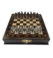 GiftHome Premium Orta Boy Metal OSMANLI & İNGİLİZ Satranç Takımı  ve Sandıklı Masif Ahşap Satranç Tahtası (28x28x5,5 cm.)