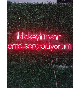 iki okeyim var ama sana bitiyorum yazılı neon led tabela(80x35cm