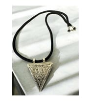 Üçgen Metal Cevşen Kolye Kadın / Erkek İçi Dolu (Gümüş)