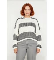 Kadın Relaxed Kesim Çizgili Bisiklet Yaka Triko Kazak Düşük Kollu Crop Boy Günlük Şıklık Sunar