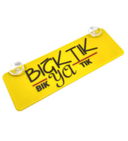 Bıktık Ya Bık Tık Yazılı Sarı Dekor Plaka Vantuzlu Cam Süsü 22x7.5cm