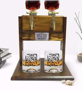 BK Gift Kişiye Özel Renkli Baskılı İsimli İkili Viski Bardağı ve Çift Musluklu Doğal Ahşap Viski Standı-10 (Model 1)