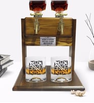 BK Gift Kişiye Özel Renkli Baskılı İsimli İkili Viski Bardağı ve Çift Musluklu Doğal Ahşap Viski Standı-10 (Model 1)